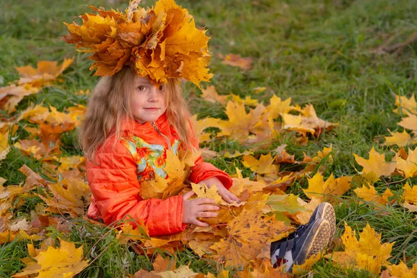 Φθινόπωρο Ένα Κορίτσι Ένα Στεφάνι Από Φύλλα Σφενδάμου Στο Κεφάλι — Φωτογραφία Αρχείου
