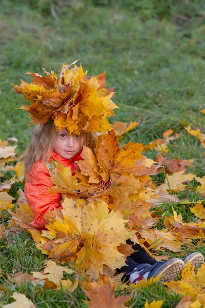 Φθινόπωρο Ένα Κορίτσι Ένα Στεφάνι Από Φύλλα Σφενδάμου Στο Κεφάλι — Φωτογραφία Αρχείου
