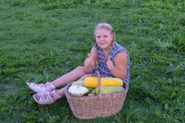 Sebze dolu sepeti olan bir kız.. 