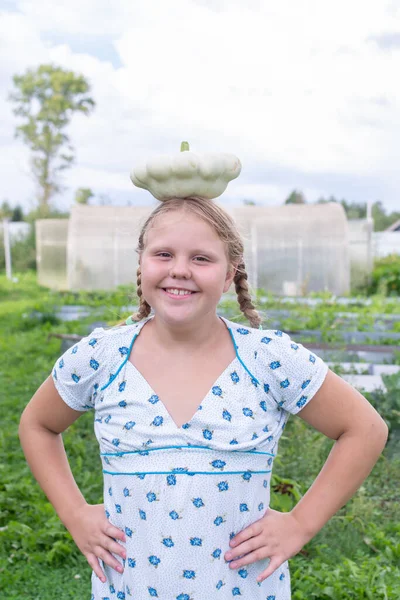 Дівчина Має Великий Стиглий Патісон Голові Вирощений Саду — стокове фото
