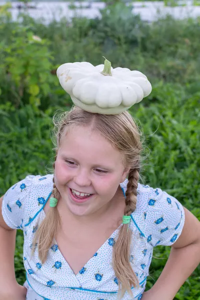 这个女孩头上长了一个很大的成熟的乳酪 长在花园里 — 图库照片