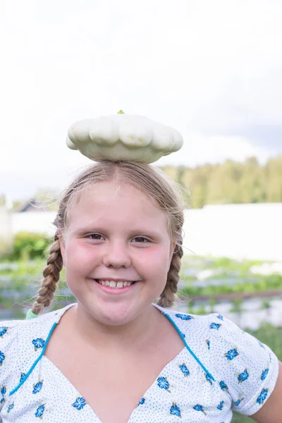 这个女孩头上长了一个很大的成熟的乳酪 长在花园里 — 图库照片