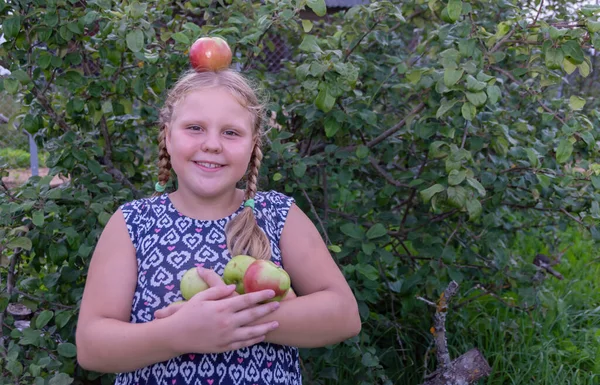 Chica Tiene Una Manzana Grande Madura Apetitosa Cabeza —  Fotos de Stock