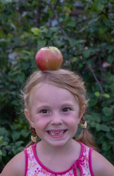 Chica Tiene Una Manzana Grande Madura Apetitosa Cabeza —  Fotos de Stock