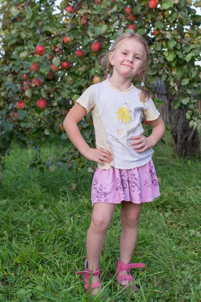 Das Mädchen Steht Neben Einem Apfelbaum Übersät Mit Reifen Roten — Stockfoto