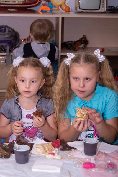 Das Mädchen Isst Einen Köstlichen Frischen Kuchen — Stockfoto