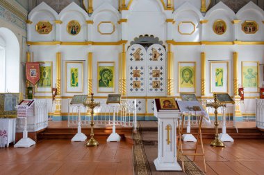 Tanrı 'nın Annesi Kazan Simgesi Kilisesi. Kilisenin dekorasyonu. Kutsal Meryem 'in annesi Kazan Simgesi adına inşa edilen taş kilise 1811' de inşa edilmiş. Torzhok 'tan 22 kilometre uzakta.