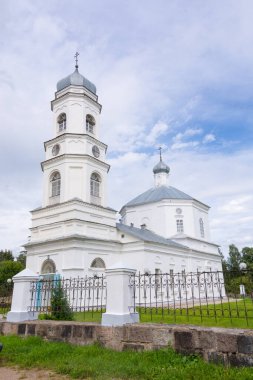  Tanrı 'nın Annesi Kazan Simgesi Kilisesi. Kutsal Meryem Ana 'nın Kazan Simgesi adına inşa edilen taş kilise 1806-1817 yılları arasında Aziz Nicholas' ın sıcak bir şapeli ile Torzhok 'tan Ostashkov yoluna 22 kilometre mesafede inşa edilmiştir.