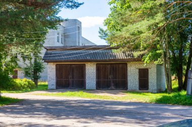Kuvshinovskaya merkez hastanesi yakınlarında ambulanslar için bir garaj. Kuvshinovo şehri, Tver bölgesi..
