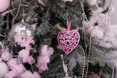 Yeni yıl, parlak oyuncaklarla süslenmiş güzel bir Noel ağacıdır.. 