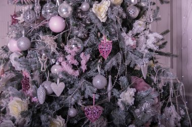 Yeni yıl, parlak oyuncaklarla süslenmiş güzel bir Noel ağacıdır.. 