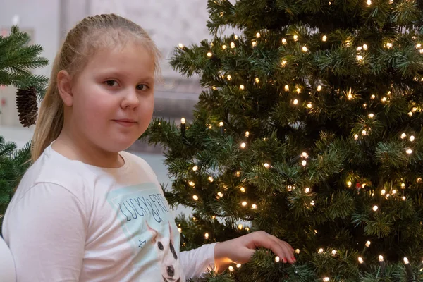 Ett Barn Står Nära Julgranen Nyårshelgen — Stockfoto