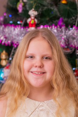 Yılbaşında Noel ağacının yanında zarif bir kız.. 