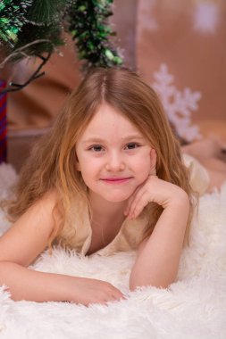 Yılbaşında Noel ağacının yanında zarif bir kız..