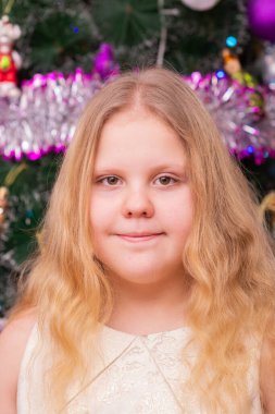 Yılbaşında Noel ağacının yanında zarif bir kız..