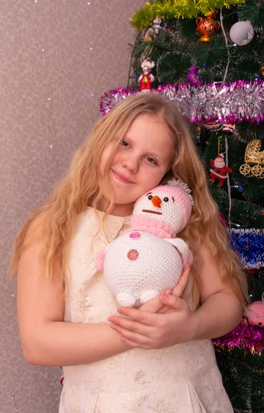 Yılbaşında Noel Ağacının Yanında Zarif Bir Kız — Stok fotoğraf