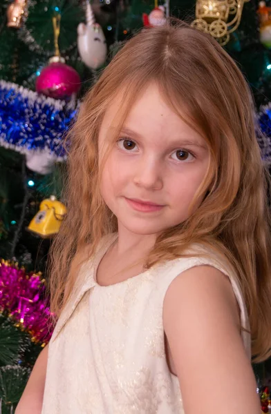 Uma Menina Bonita Elegante Perto Árvore Natal Ano Novo — Fotografia de Stock