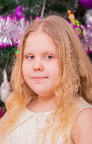 Ein Schönes Elegantes Mädchen Der Nähe Des Weihnachtsbaums Neuen Jahr — Stockfoto