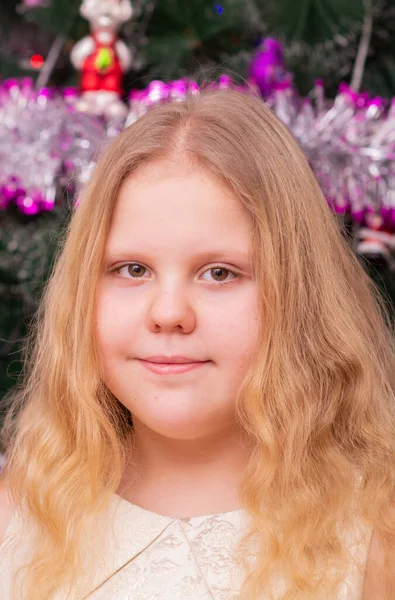 Krásná Elegantní Dívka Blízkosti Vánočního Stromečku Novém Roce — Stock fotografie