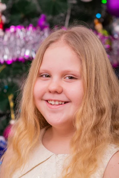 Uma Menina Bonita Elegante Perto Árvore Natal Ano Novo — Fotografia de Stock