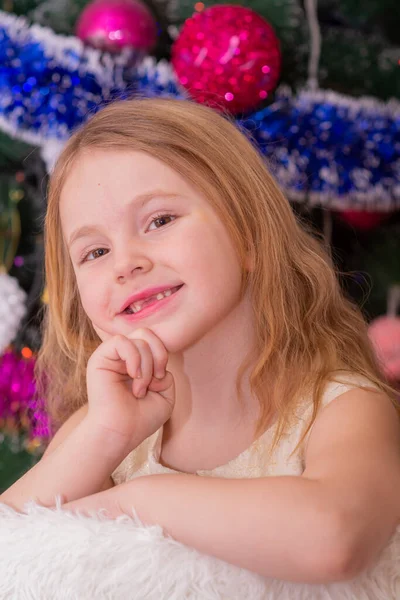 Uma Menina Bonita Elegante Perto Árvore Natal Ano Novo — Fotografia de Stock