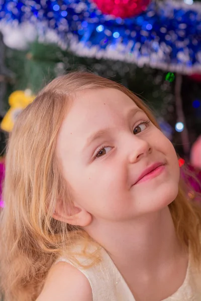 Krásná Elegantní Dívka Blízkosti Vánočního Stromečku Novém Roce — Stock fotografie