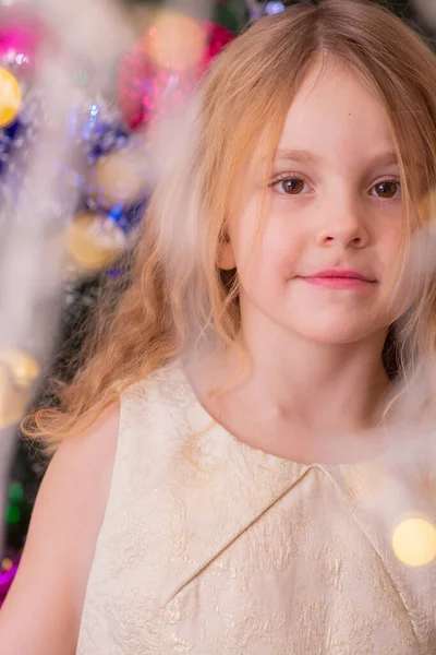 Een Mooi Elegant Meisje Buurt Van Kerstboom Het Nieuwe Jaar — Stockfoto