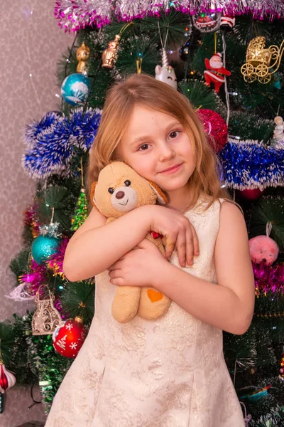一个美丽优雅的女孩靠近圣诞树在新年 — 图库照片