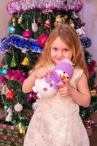 Een Mooi Elegant Meisje Buurt Van Kerstboom Het Nieuwe Jaar — Stockfoto