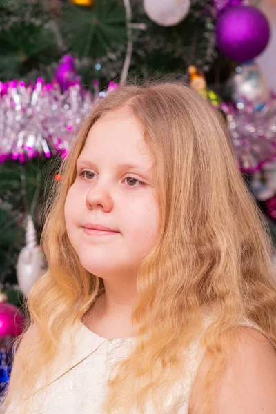 Uma Menina Bonita Elegante Perto Árvore Natal Ano Novo — Fotografia de Stock