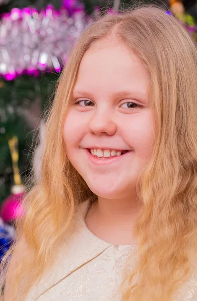Yılbaşında Noel Ağacının Yanında Zarif Bir Kız — Stok fotoğraf