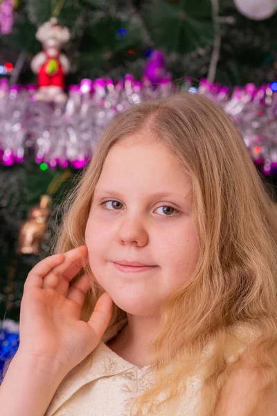 Une Belle Fille Élégante Près Sapin Noël Dans Nouvelle Année — Photo
