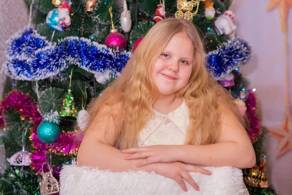 Een Mooi Elegant Meisje Buurt Van Kerstboom Het Nieuwe Jaar — Stockfoto
