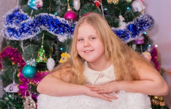 Uma Menina Bonita Elegante Perto Árvore Natal Ano Novo — Fotografia de Stock