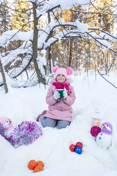 Portret Dziewczyny Noworocznym Śnieżnym Lesie Zimowym — Zdjęcie stockowe