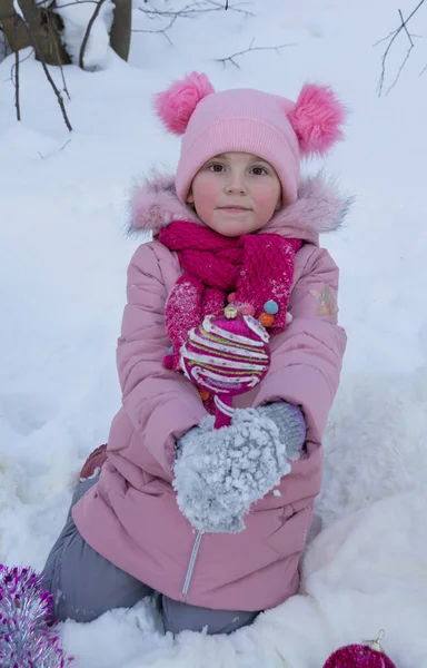 Portret Dziewczyny Noworocznym Śnieżnym Lesie Zimowym — Zdjęcie stockowe