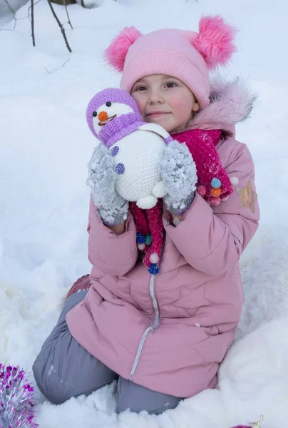 Portret Dziewczyny Noworocznym Śnieżnym Lesie Zimowym — Zdjęcie stockowe