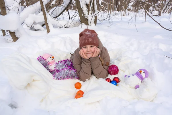 Portret Dziewczyny Noworocznym Śnieżnym Lesie Zimowym — Zdjęcie stockowe