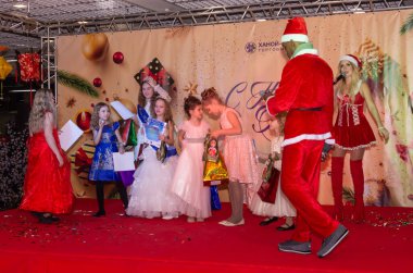 Güzellik yarışmasında mankenlerin çocuklarını ödüllendirmek.