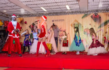 Güzellik yarışmasında mankenlerin çocuklarını ödüllendirmek.