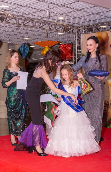 Premiare Bambini Modelle Concorso Bellezza — Foto Stock