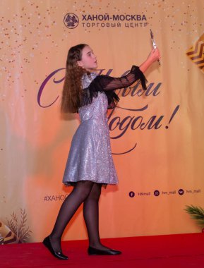  Güzel giyimli bir çocuk bir çocuk güzellik yarışmasında gösteri yapıyor..