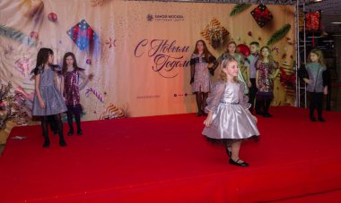 Güzel giyimli bir çocuk bir çocuk güzellik yarışmasında gösteri yapıyor..