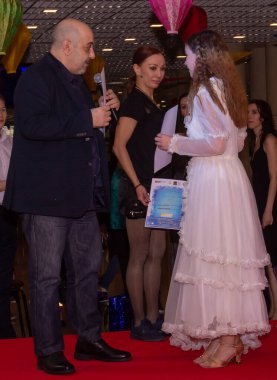 Güzellik yarışmasında mankenlerin çocuklarını ödüllendirmek.