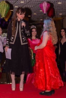 Güzellik yarışmasında mankenlerin çocuklarını ödüllendirmek.