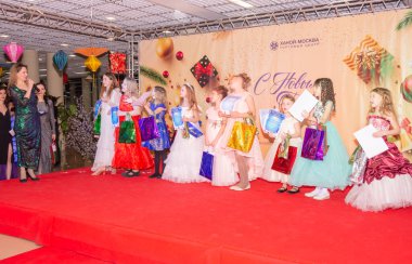 Güzellik yarışmasında mankenlerin çocuklarını ödüllendirmek.