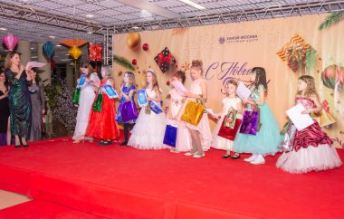 Güzellik yarışmasında mankenlerin çocuklarını ödüllendirmek.