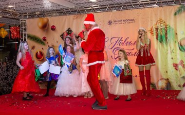 Güzellik yarışmasında mankenlerin çocuklarını ödüllendirmek.