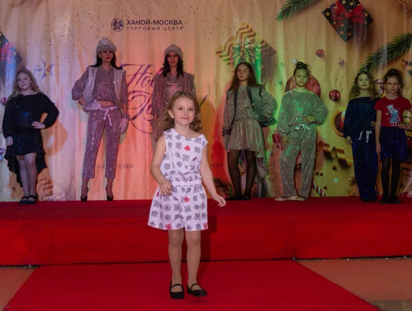 Uma Linda Criança Vestida Apresenta Concurso Beleza Infantil — Fotografia de Stock