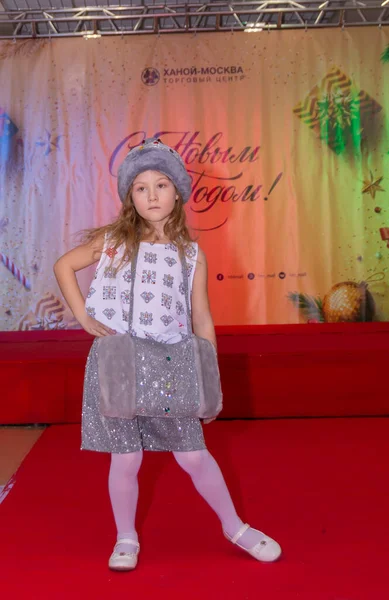Uma Linda Criança Vestida Apresenta Concurso Beleza Infantil — Fotografia de Stock